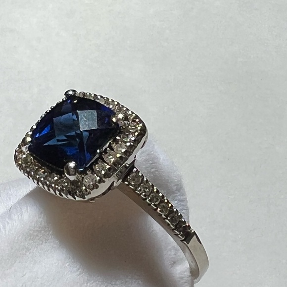 10K White Gold Ring / Sapphire & Diamonds